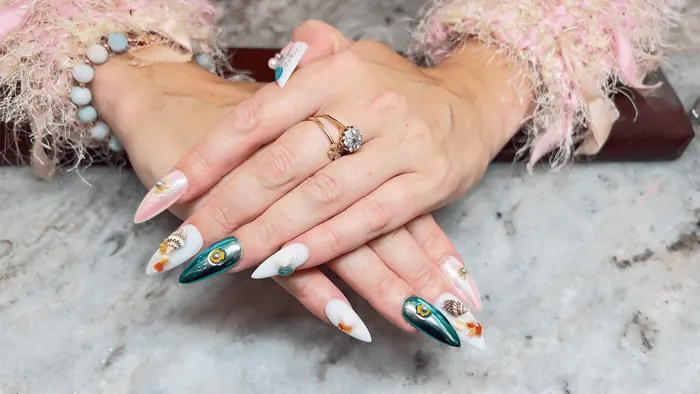 Soft pink nails with white daisy details
