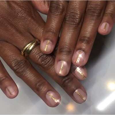 Minimal gold nail art 