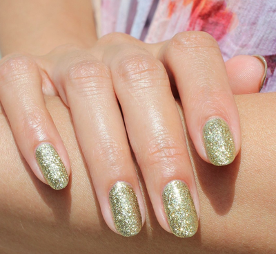 Glitter manicure 