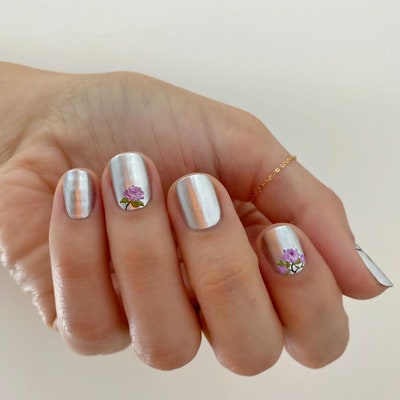 Silver floral manicure 