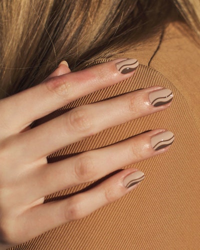 Brown swirly nail art 