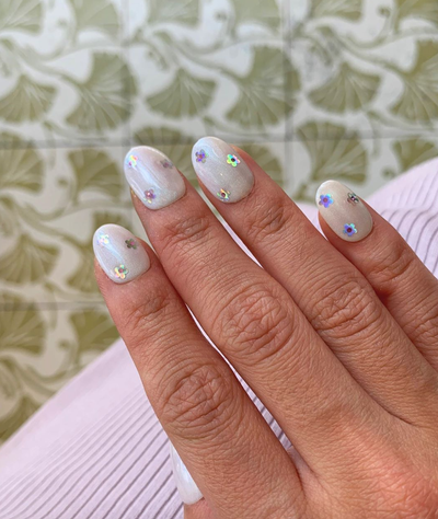 Silver flower manicure 