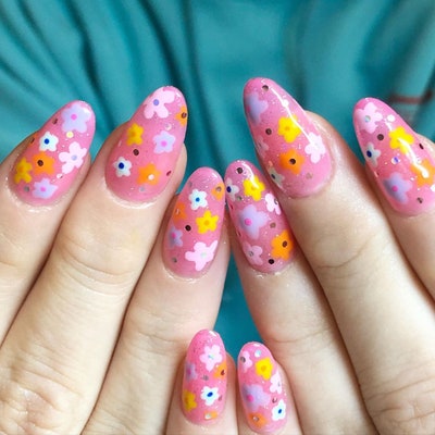 Pink floral nail art 