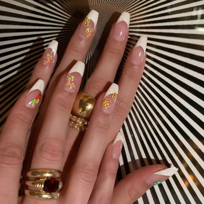 Bella Hadid nail art 